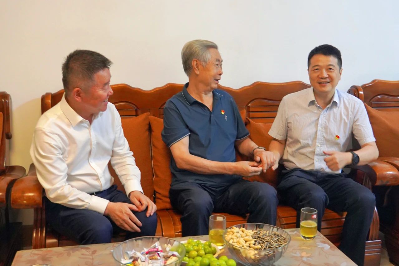 省尊龙凯时集团党委书记、董事长游勇开展“七一”走访